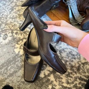 y2k 90s closed toe heels.